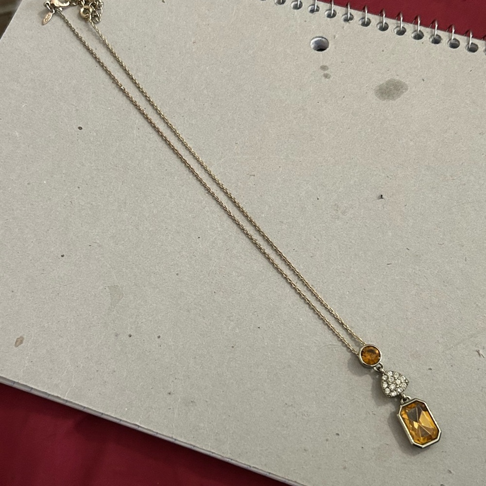 Women’s vintage Avon necklace. SAC SIGNED 18" AMBER & RHINESTONE GOLD TONE